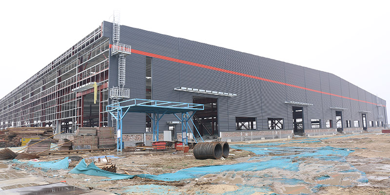 eBET易博5万平钢结构厂房外墙施工